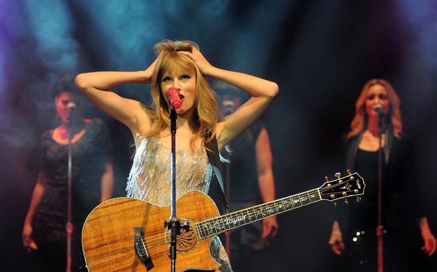 when did taylor swift start playing guitar